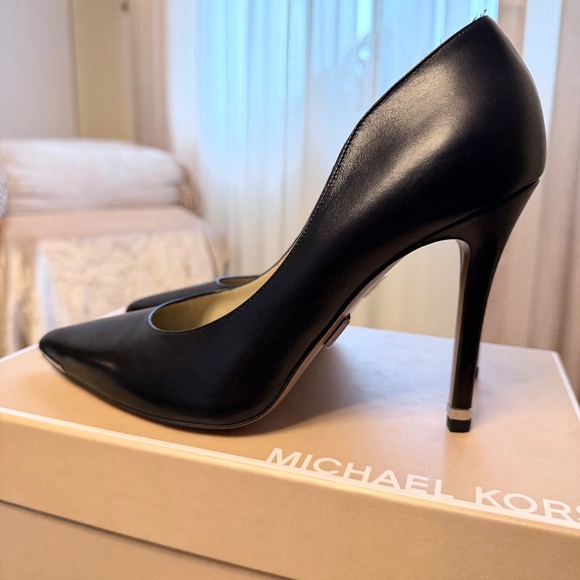 Michael Kors Avra black leather pumps - Picture 8 of 12
